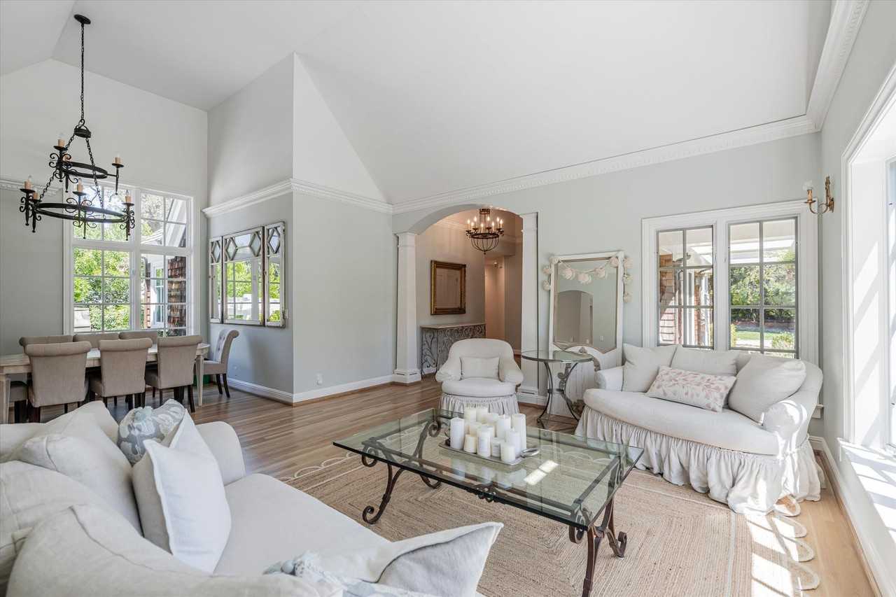 13621 Burke Rd - Photo 5 of 28