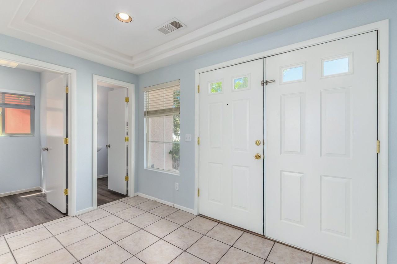 9842 Silver Lasso St - Photo 3 of 31