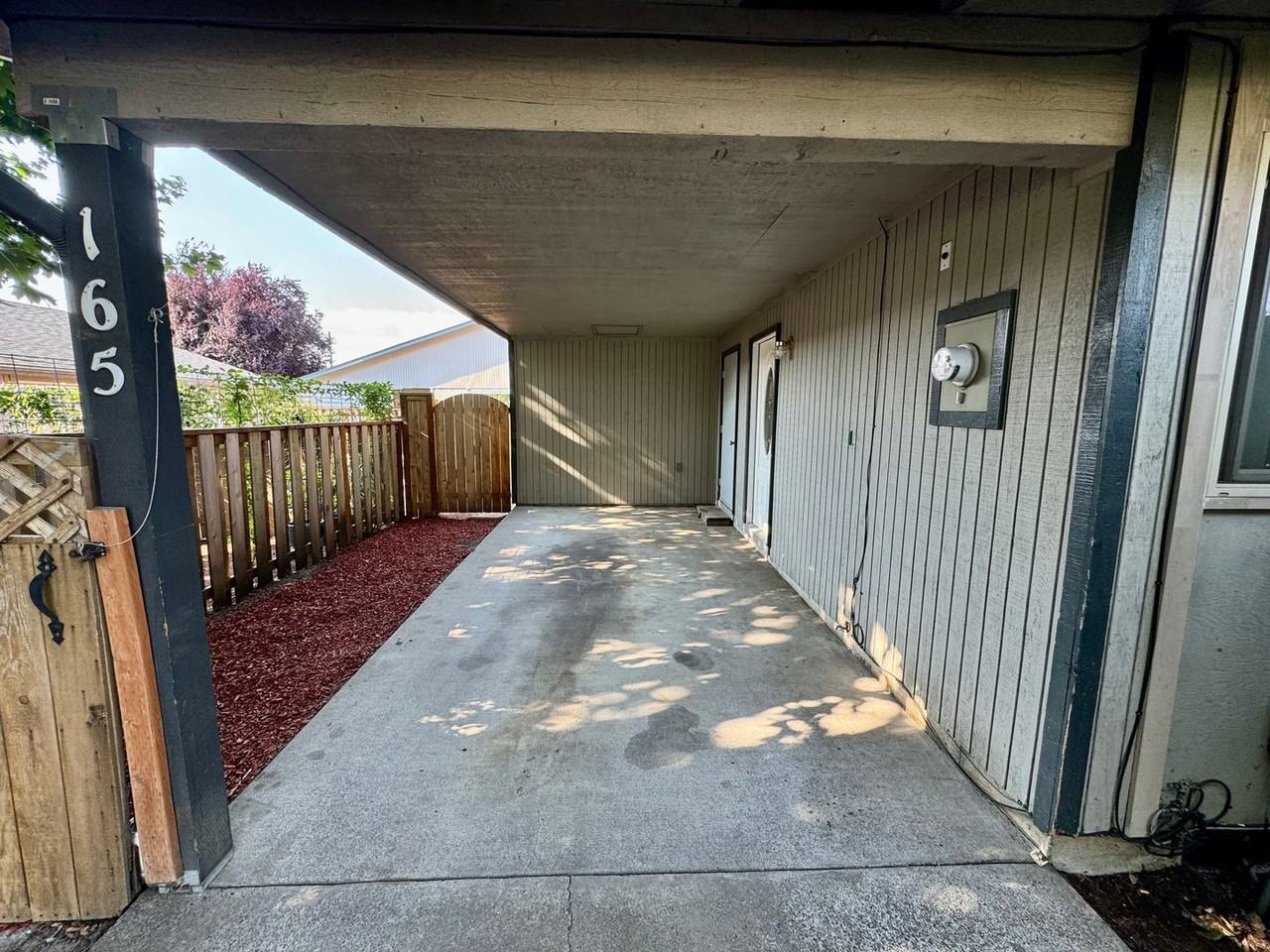 165 Sw Wake Robin Ave - Photo 3 of 18