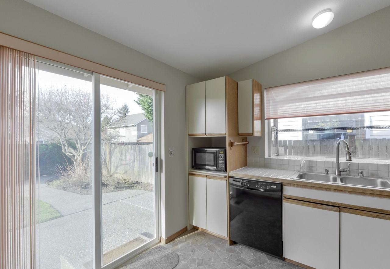 1301 E St Se - Photo 3 of 21