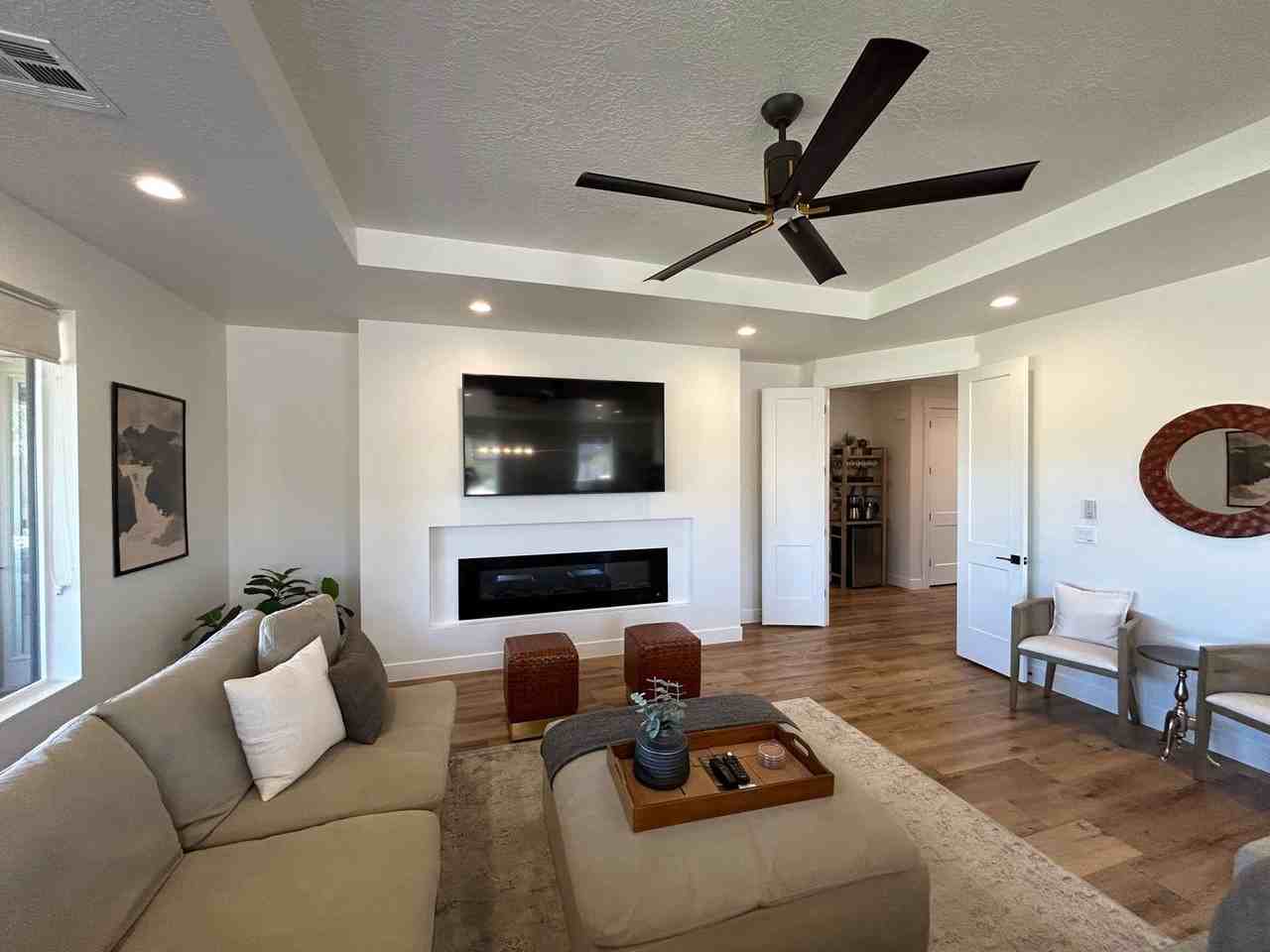 1402 W Shinnecock Cir - Photo 3 of 50