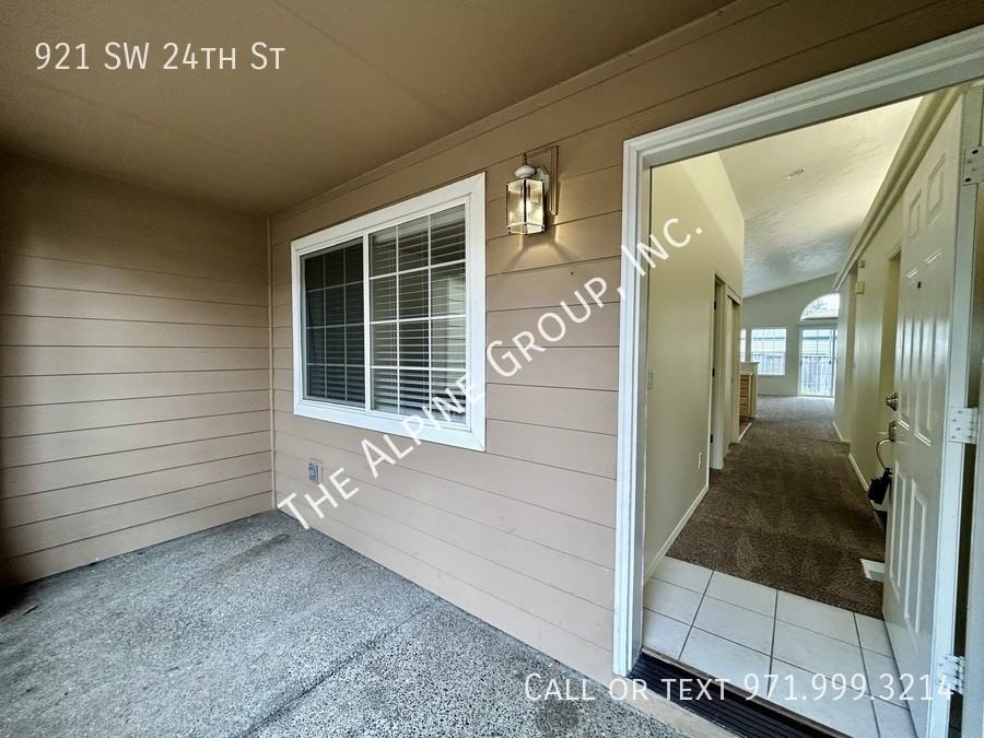 921 Sw 24th St - Photo 3 of 30