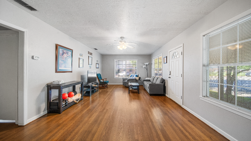 410 N Grimes St - Photo 2 of 4