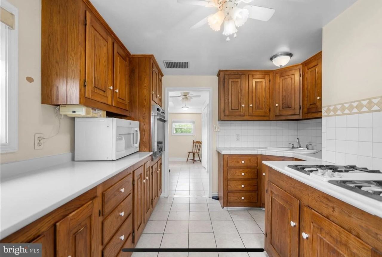 334 W Queen St - Photo 2 of 27