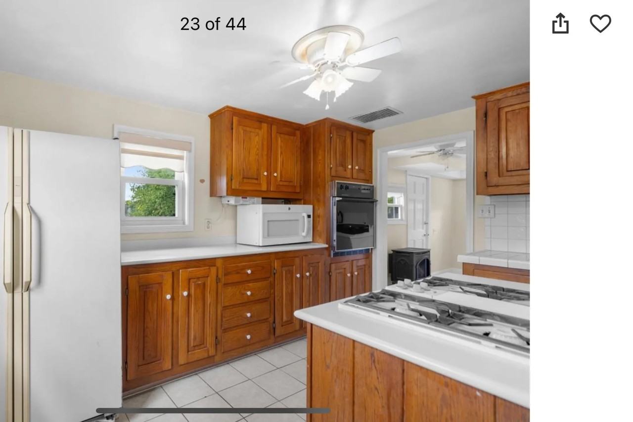 334 W Queen St - Photo 3 of 27