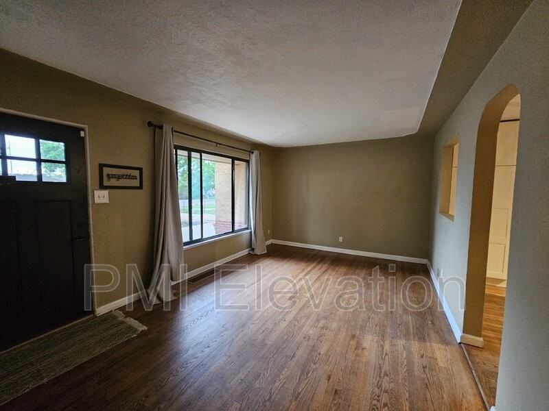 1035 Jay St - Photo 3 of 19