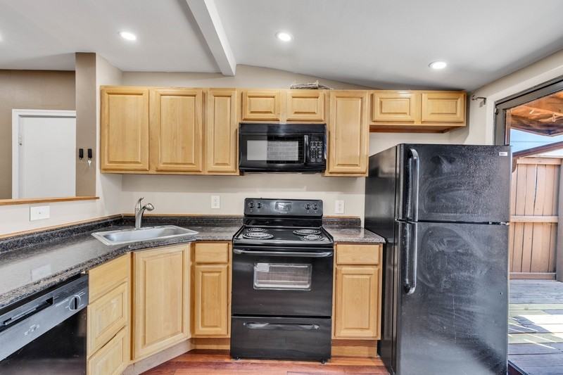1234 Light St - Photo 3 of 21