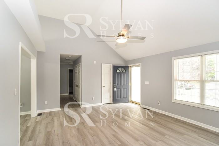 811 Eagle Bluff Ct - Photo 3 of 15