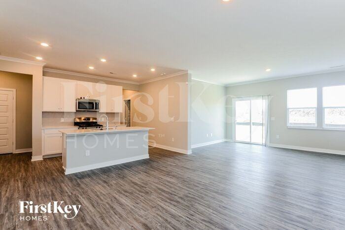 720 Locust Dr - Photo 3 of 15