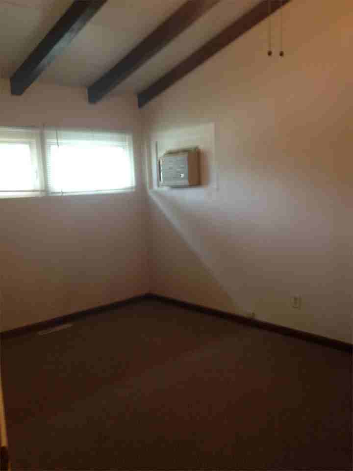 490 Upton Dr - Photo 2 of 11