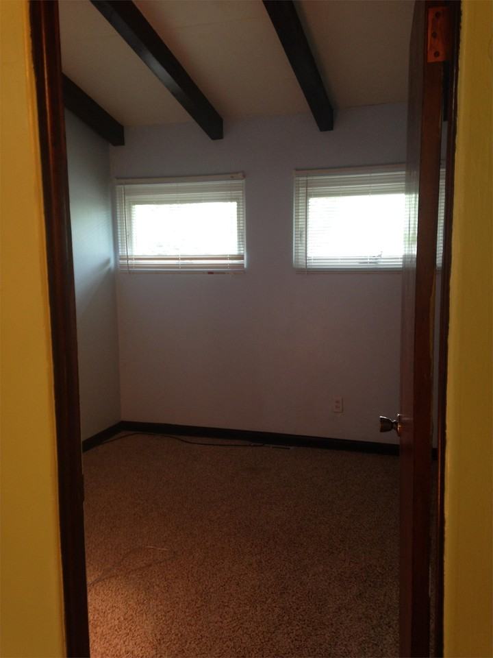 490 Upton Dr - Photo 3 of 11