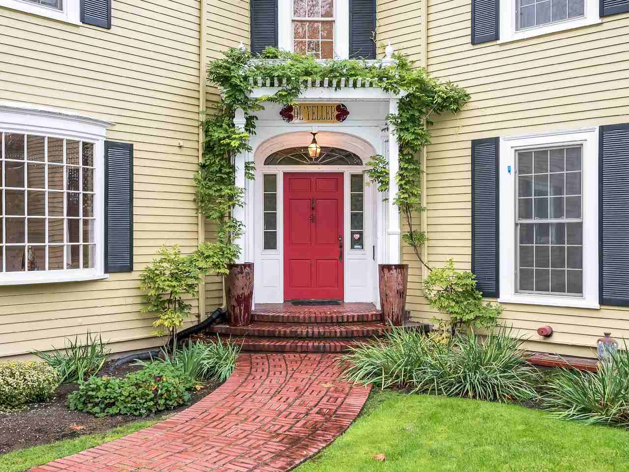 1915 Interlaken Dr E