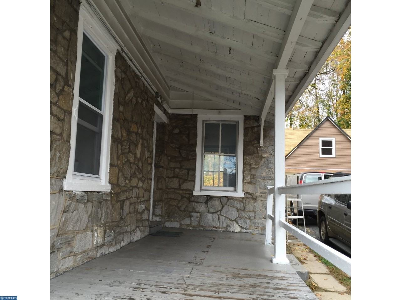 1037 Lancaster Ave - Photo 2 of 19