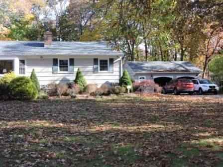 11 Huntting Ln - Photo 2 of 18