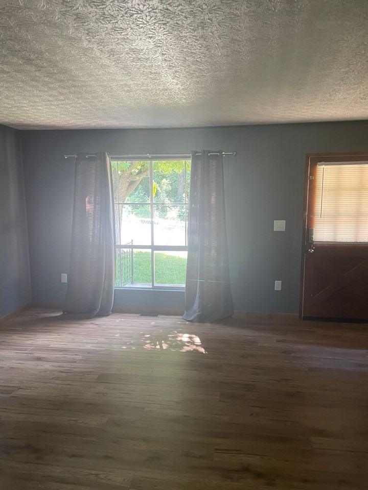 24 N Lewis St - Photo 3 of 16