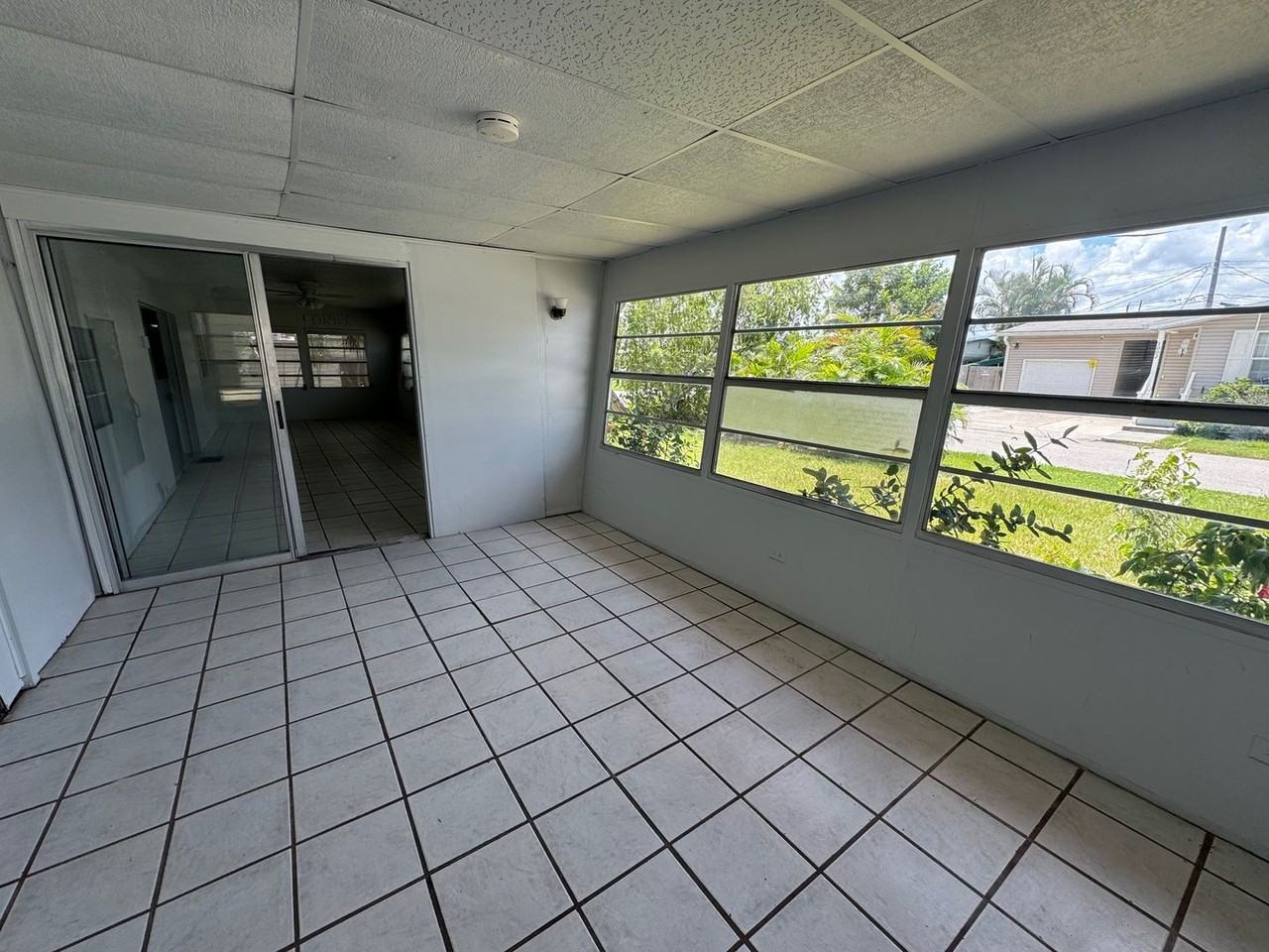 1001 52nd Ave W - Photo 2 of 9