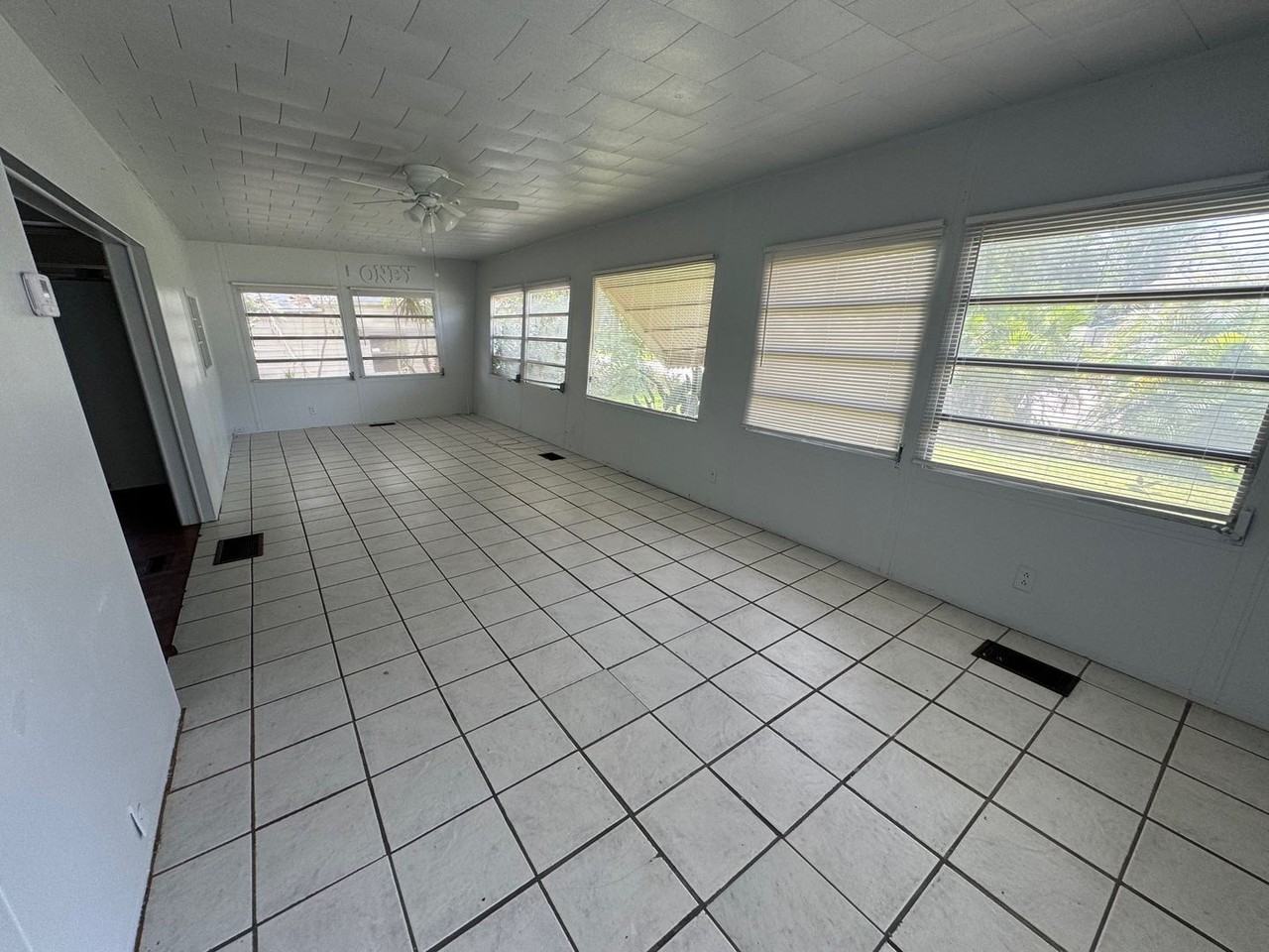 1001 52nd Ave W - Photo 3 of 9