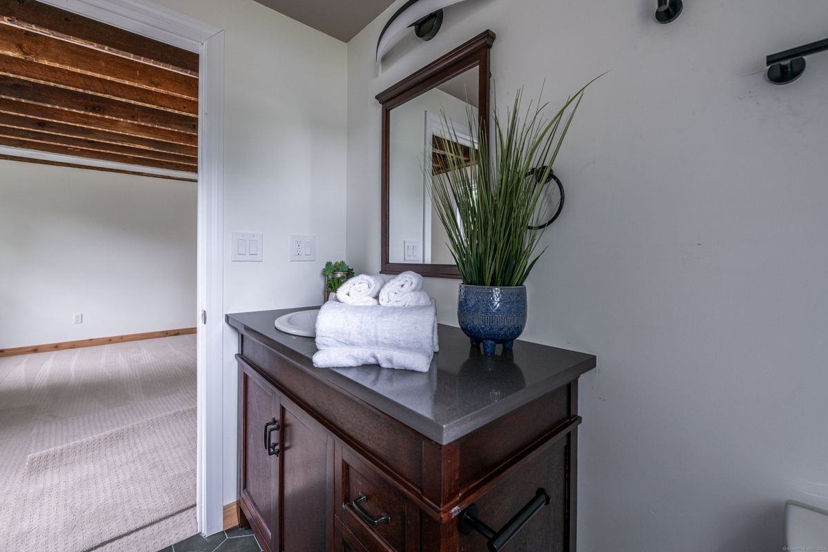 1138 Townsend Ave - Photo 2 of 25