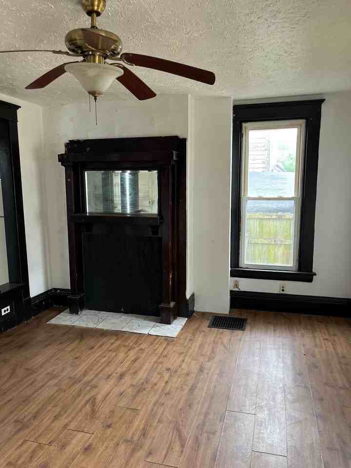 606 Henry St - Photo 2 of 12