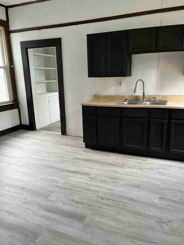 606 Henry St - Photo 3 of 12
