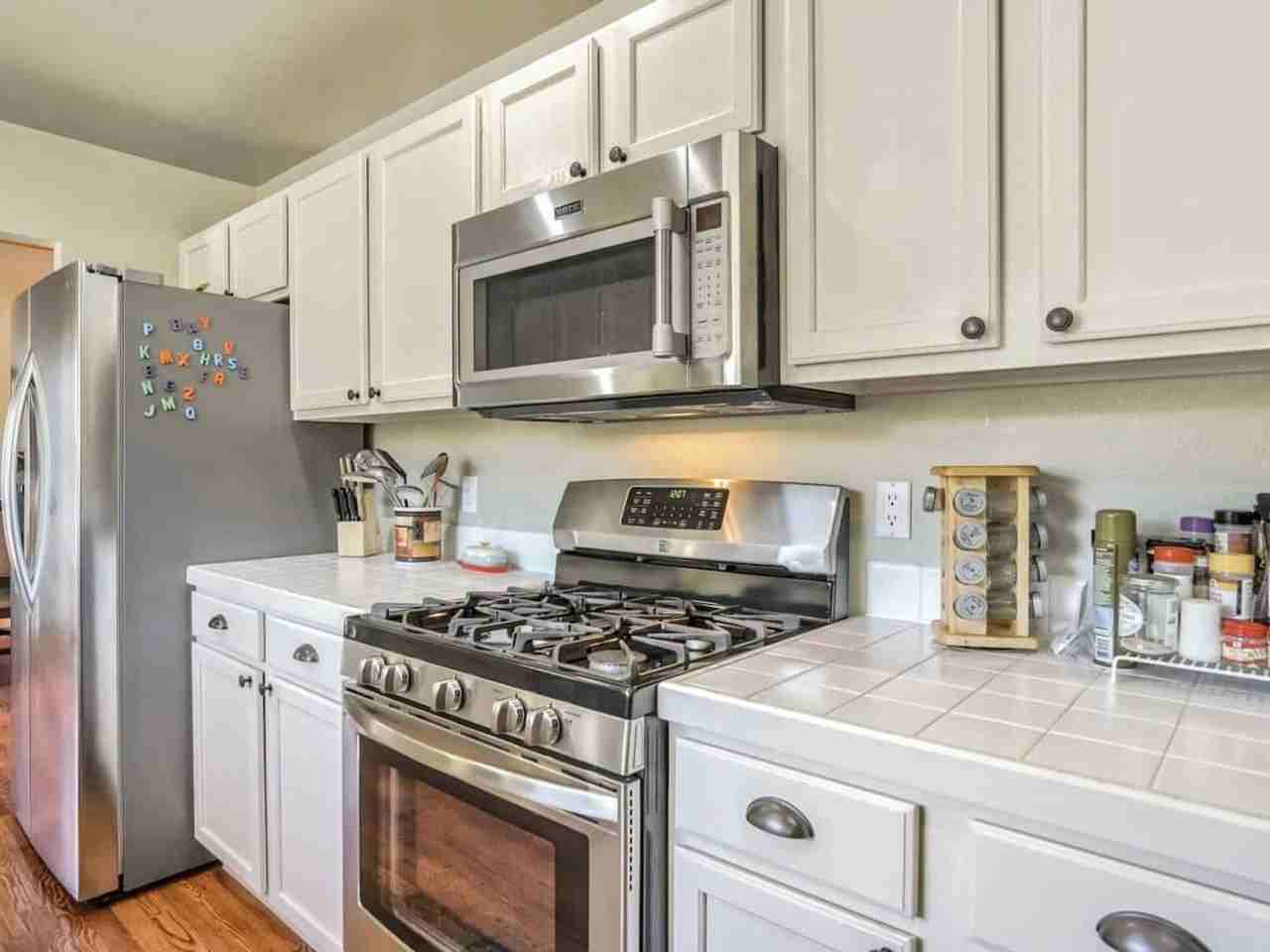 101 Golden Ct - Photo 2 of 18