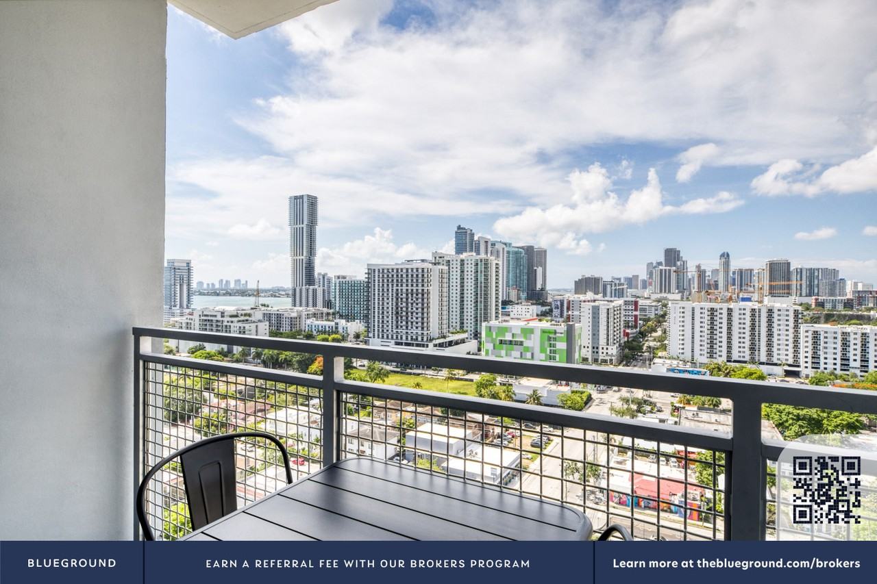 180 Ne 29th St #1 - Photo 4 of 39