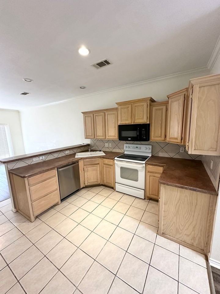 4507 Crockett Ave - Photo 3 of 11