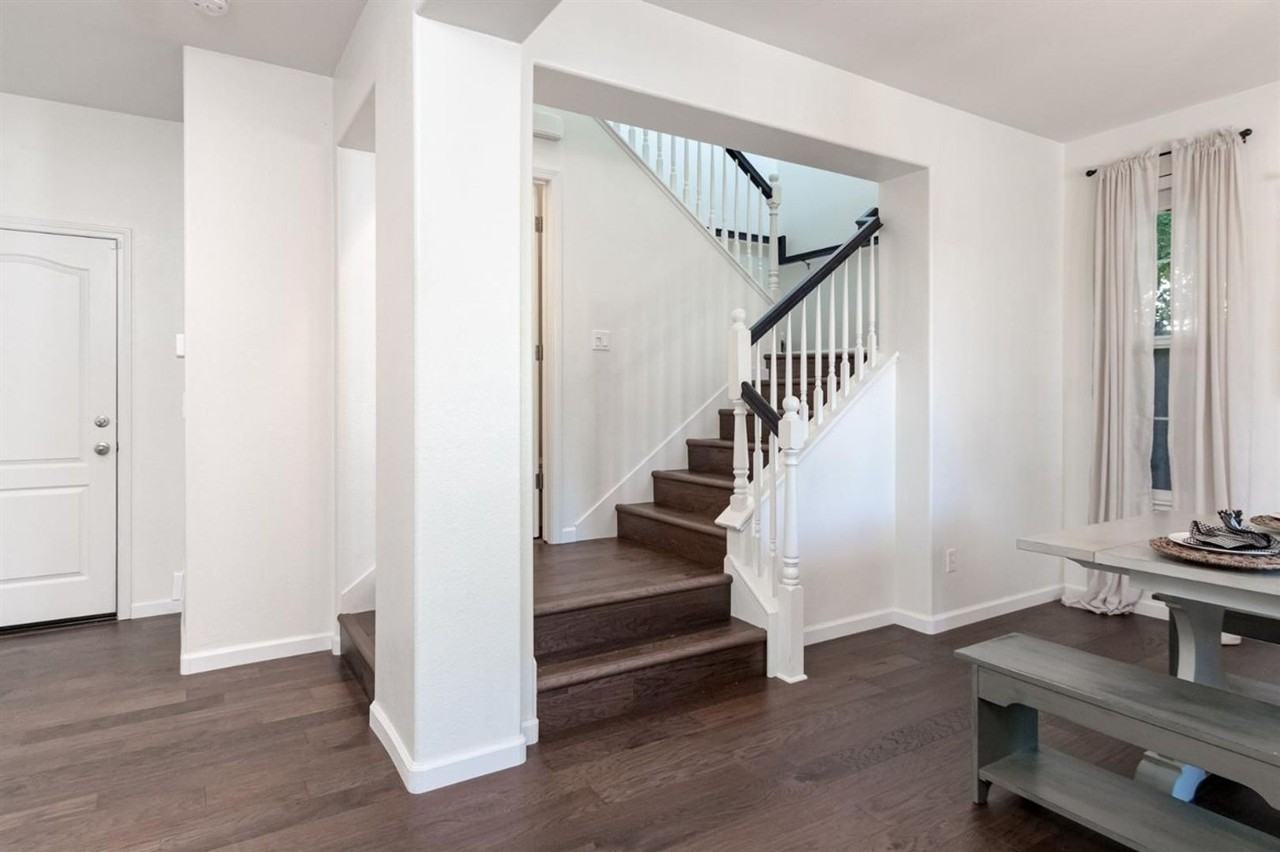 324 Applegate Dr - Photo 3 of 13