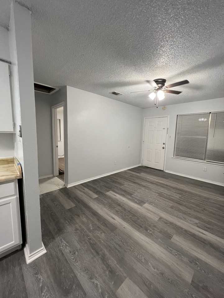 304 E Oakdale St #304B - Photo 6 of 20