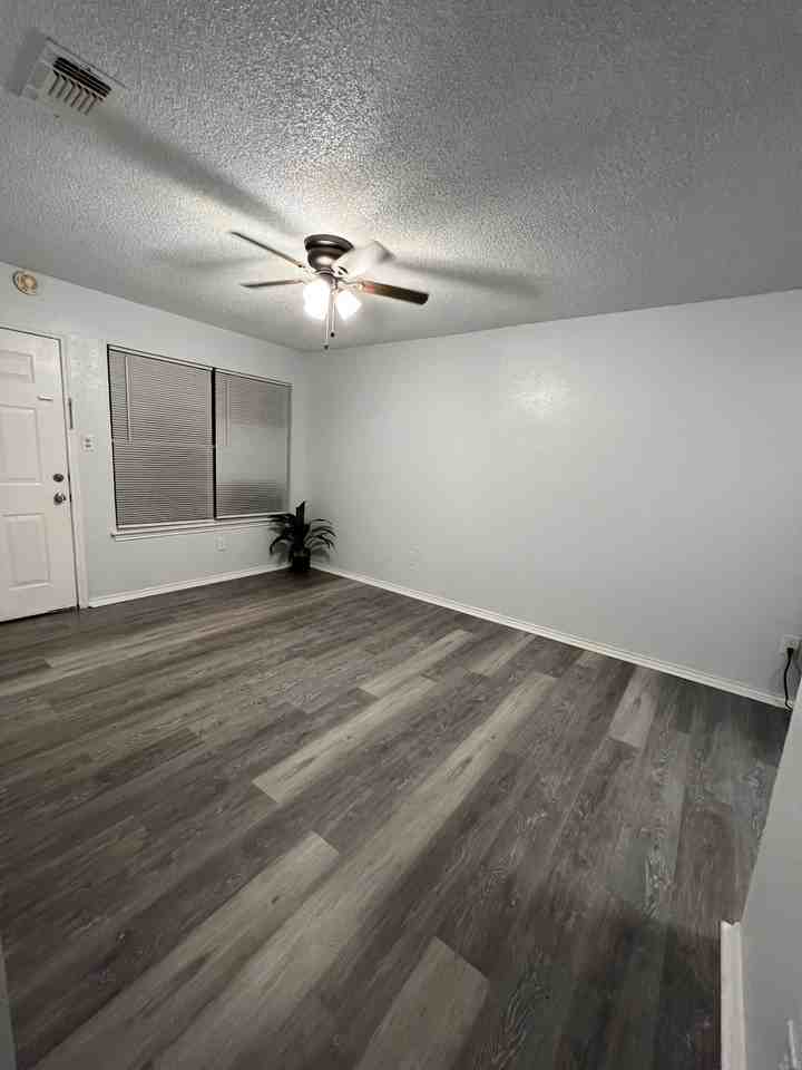 304 E Oakdale St #304B - Photo 4 of 20