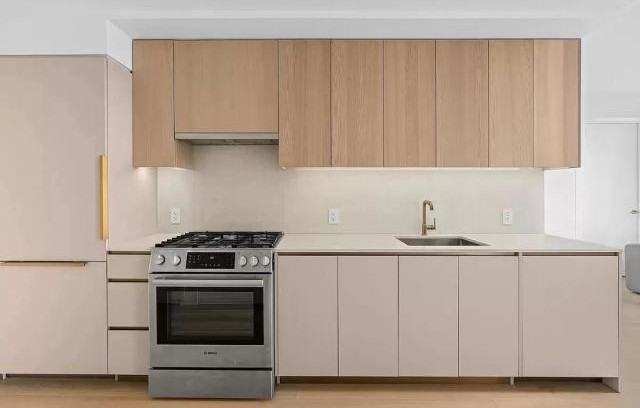 3 Court Sq - Photo 2 of 10