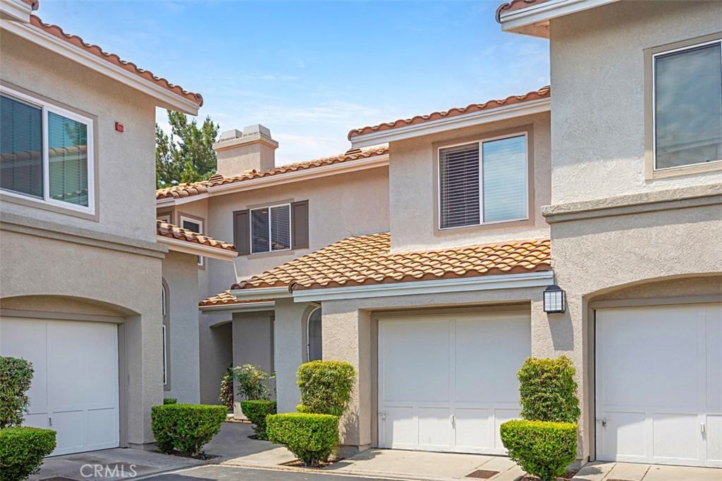 249 California Ct - Photo 3 of 32