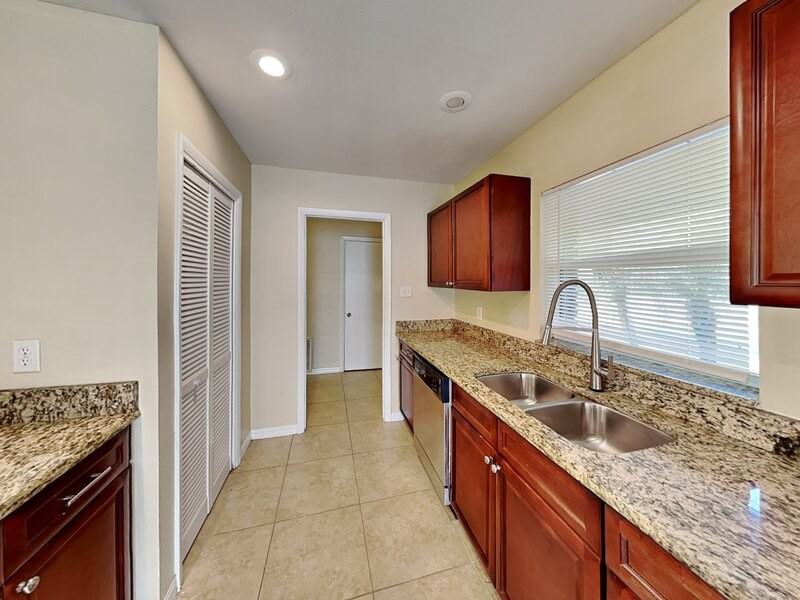 2512 Sea Breeze Ct - Photo 2 of 34