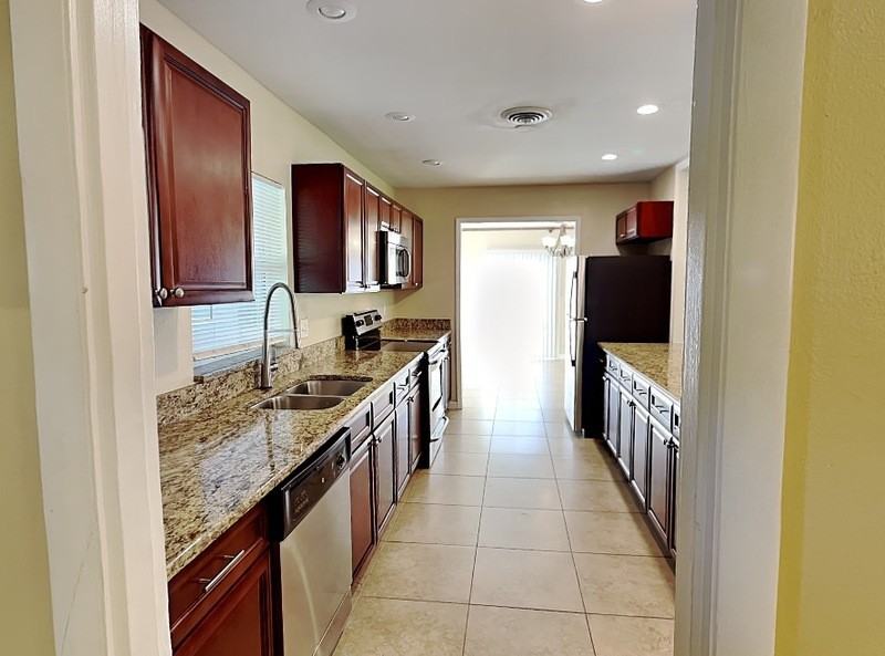 2512 Sea Breeze Ct - Photo 4 of 34