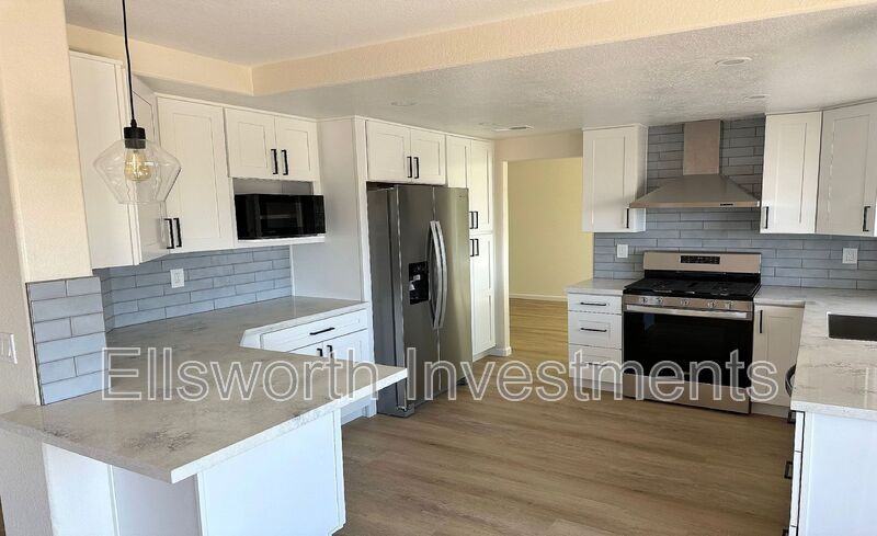 10195 Bluestone Ct - Photo 6 of 20