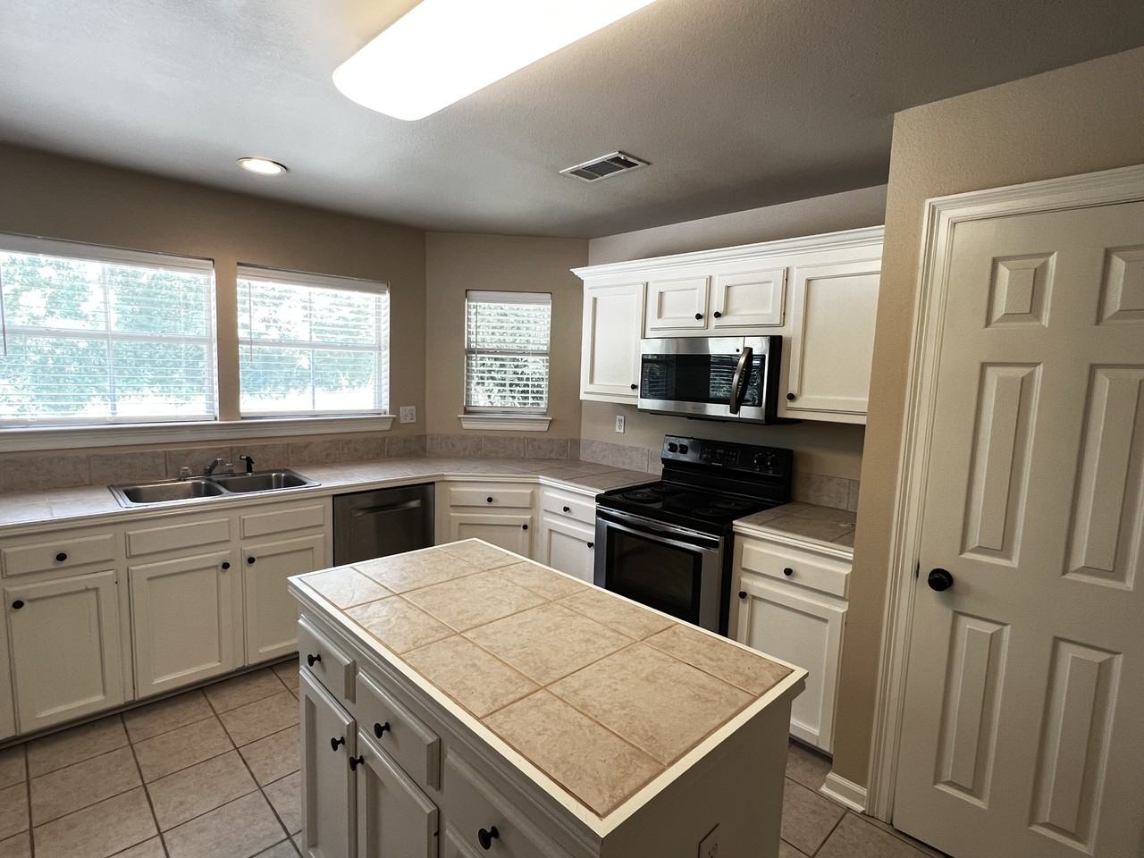 202 Springhaven Dr - Photo 3 of 21