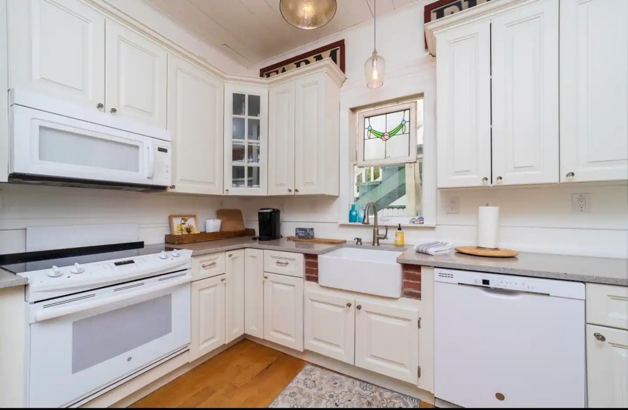 251 Charlotte St - Photo 3 of 17