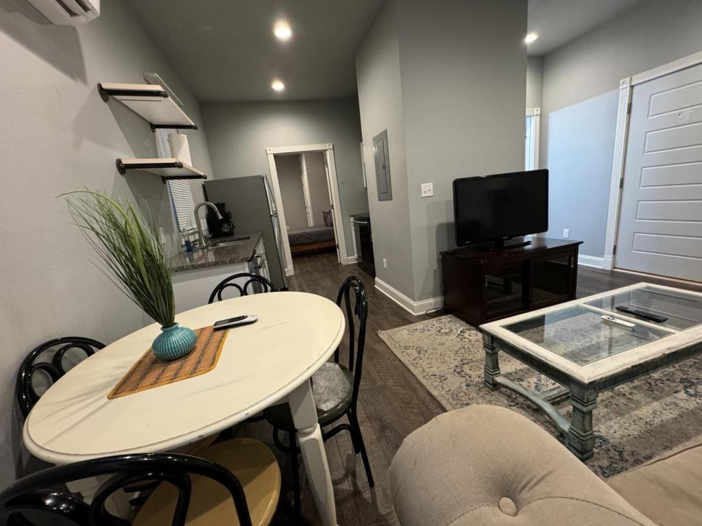 1623 N Jefferson Ave #B - Photo 6 of 15