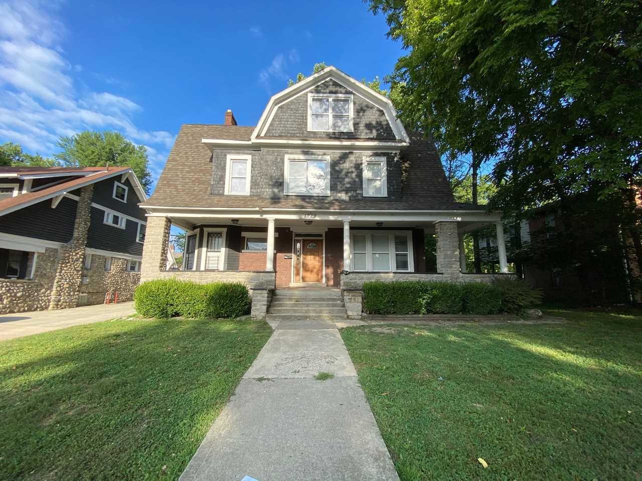 1929 Summit St - Photo 4 of 25