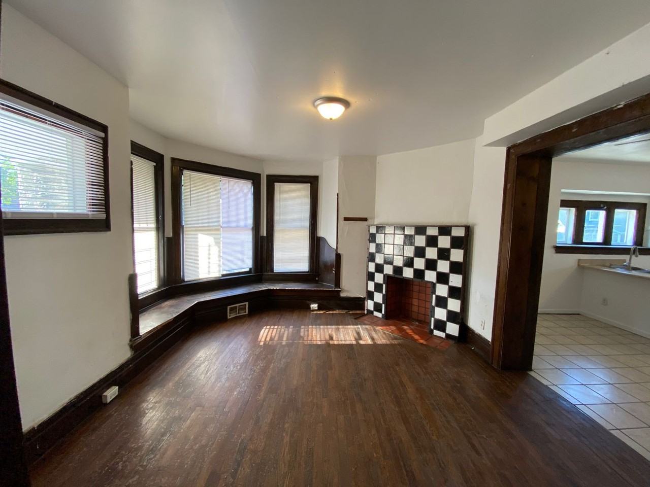 1929 Summit St - Photo 5 of 25