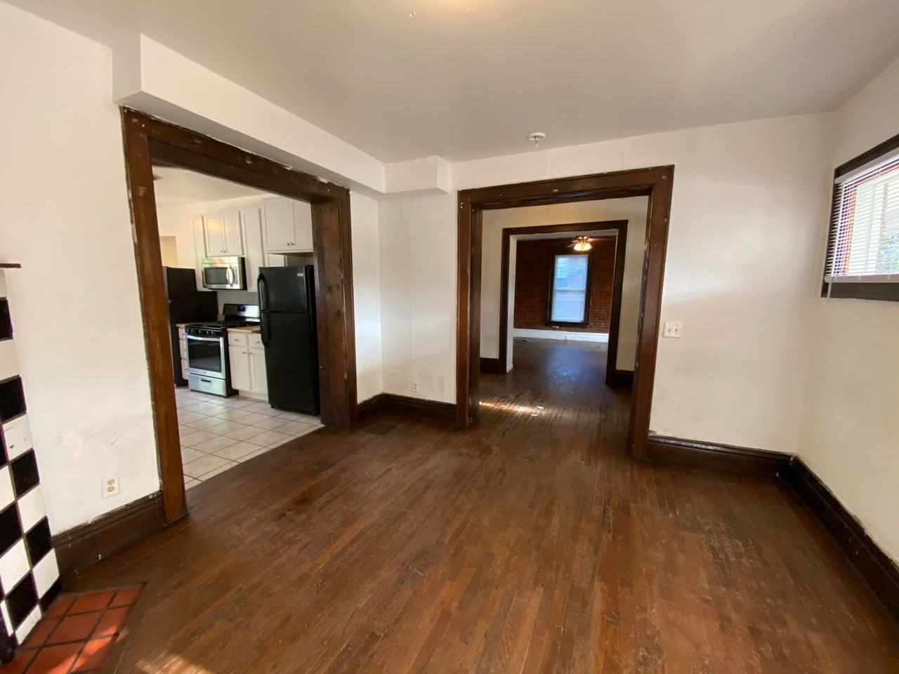 1929 Summit St - Photo 2 of 25