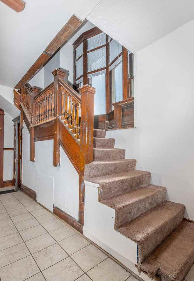 1689 Summit St - Photo 3 of 30