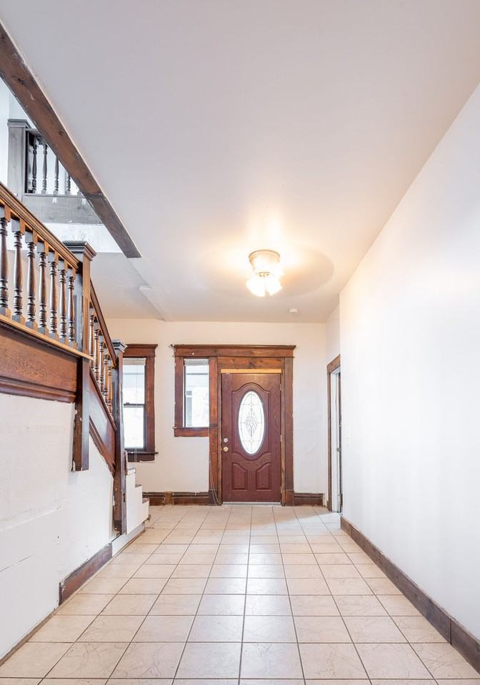 1689 Summit St - Photo 4 of 30