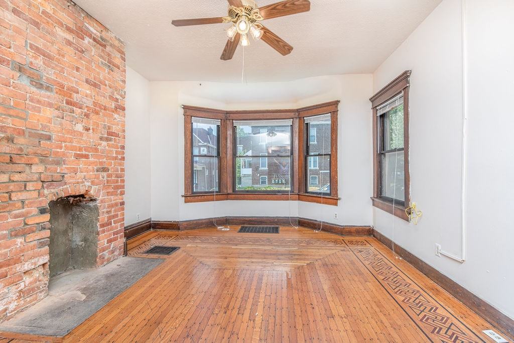 1689 Summit St - Photo 5 of 30