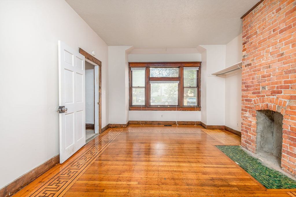 1689 Summit St - Photo 6 of 30