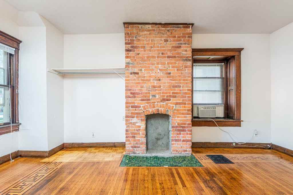 1689 Summit St - Photo 7 of 30