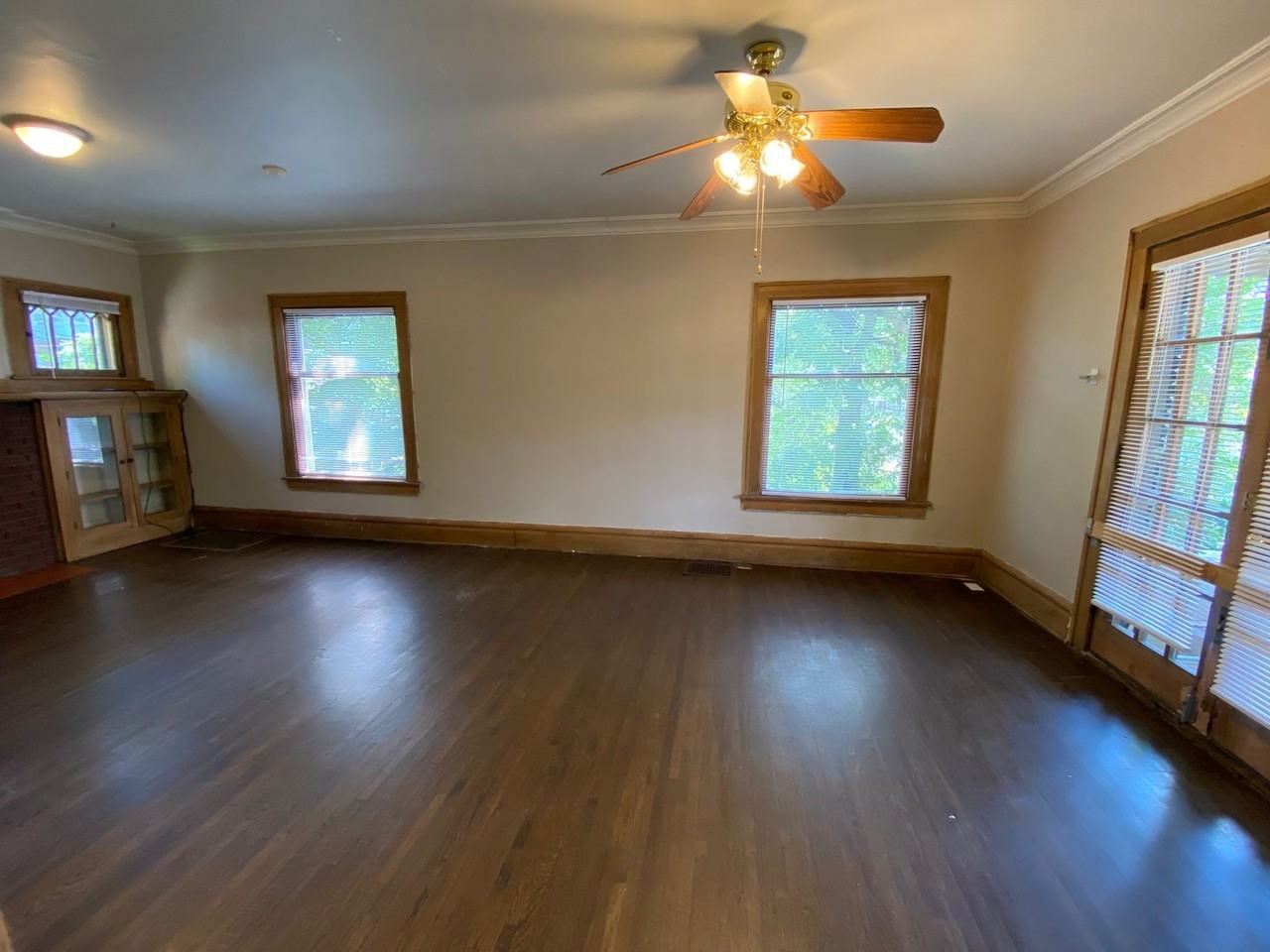 2084 Waldeck Ave - Photo 3 of 15