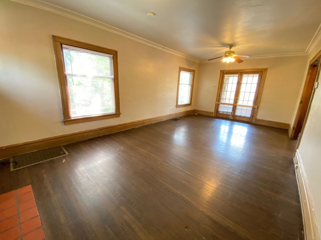 2084 Waldeck Ave - Photo 4 of 15