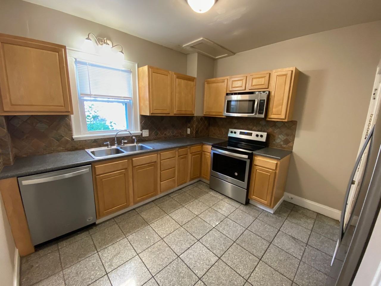2084 Waldeck Ave - Photo 5 of 15
