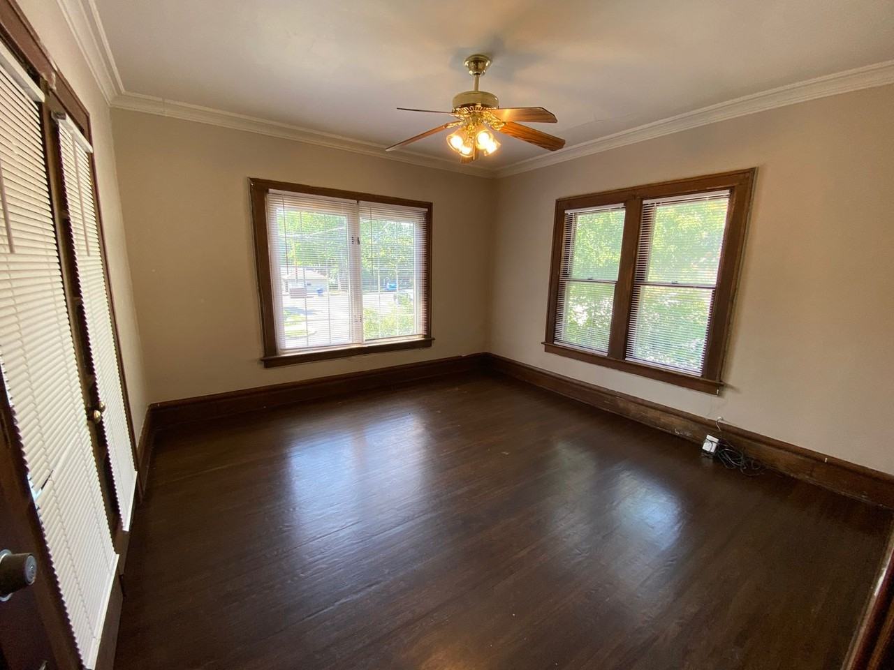 2084 Waldeck Ave - Photo 7 of 15